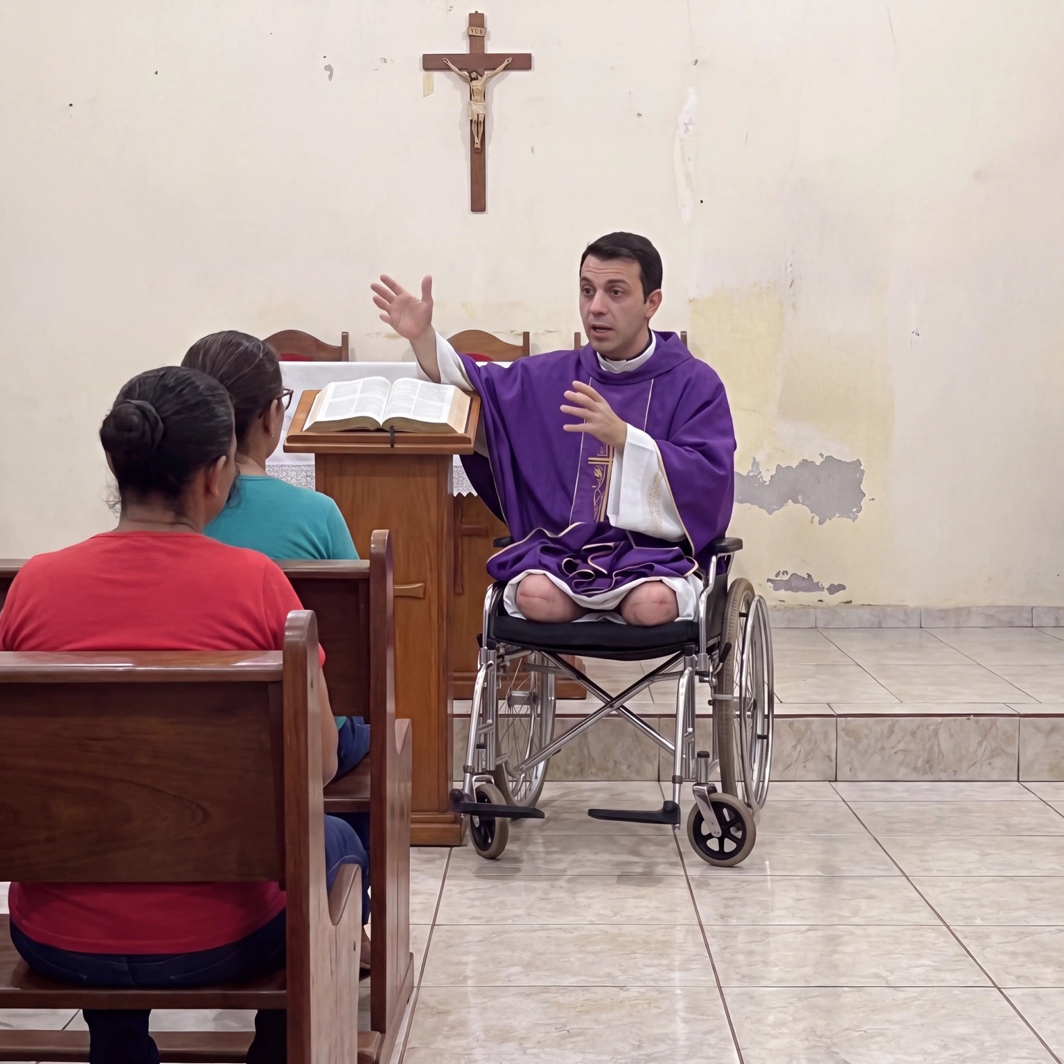 Padre Miguel celebrando misa sentado en su silla de ruedas